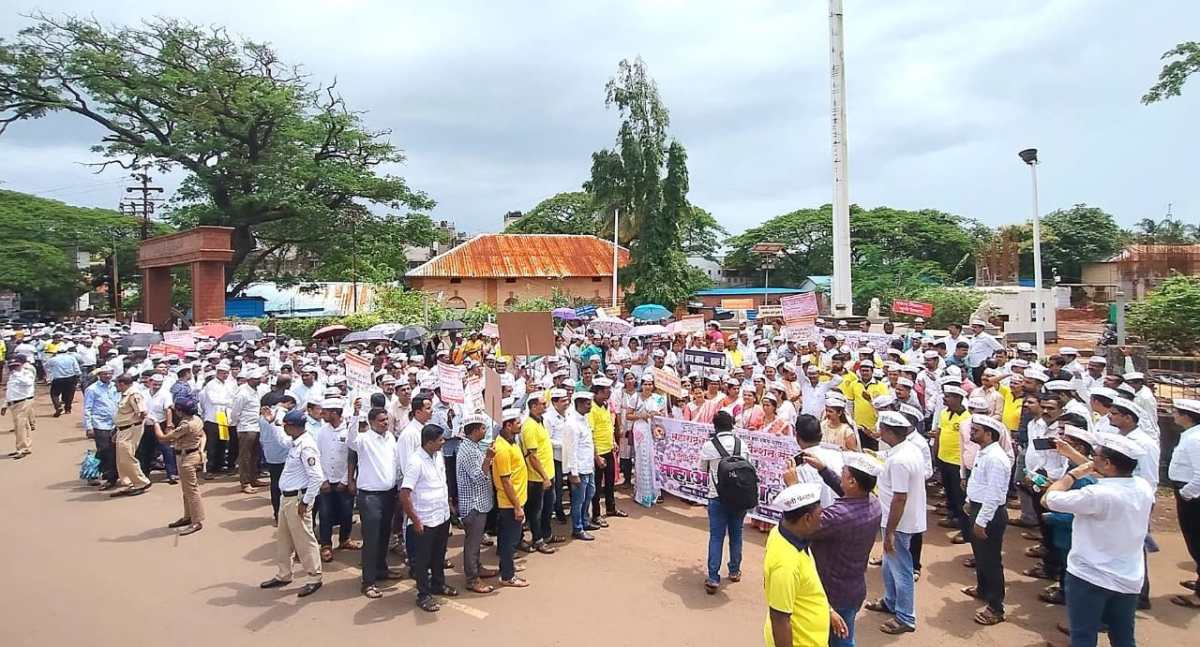 Mahaakrosh Morcha, Ratnagiri Collector,
