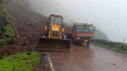 rajapur, Anuskura Ghat, Landslide in Anuskura Ghat, traffic disruption in anuskura ghat, landslide, Mumbai Goa highway, roadblock, Public Works Department, soil removal,