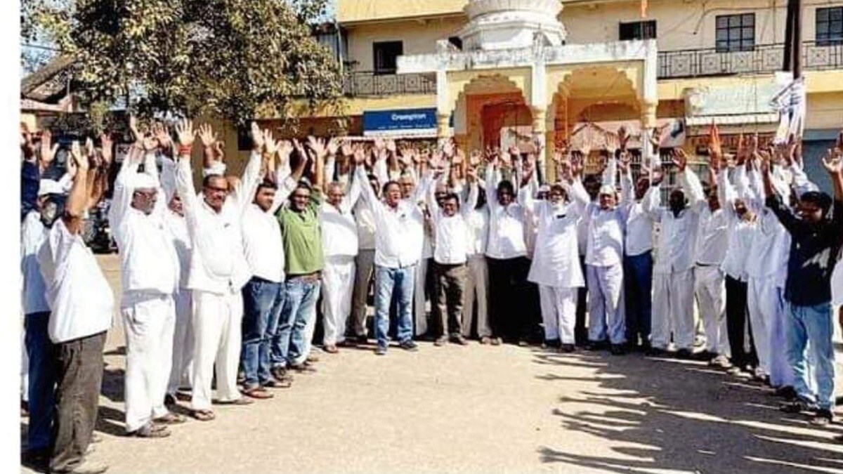 nashik district bank farmers protest marathi news