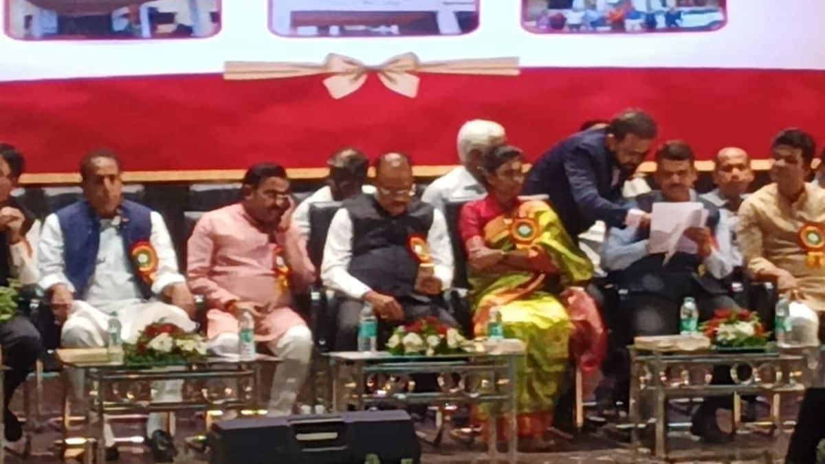devendra fadnavis and anil deshmukh share same stage but did not talk to each other