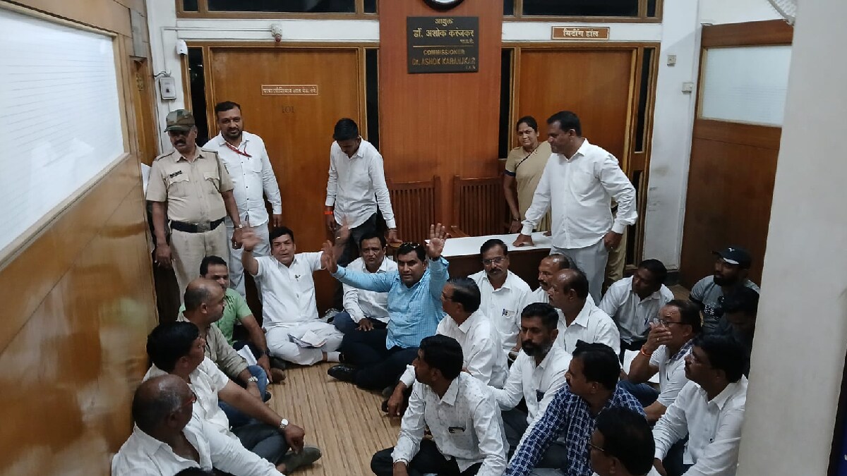 Farmers protest in Municipal Corporation under the leadership of Uddhav Nimse over controversial land acquisition nashik news