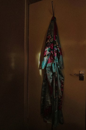 hanging-cloths-behind-doors