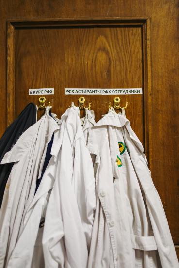 hanging-cloths-behind-doors 
