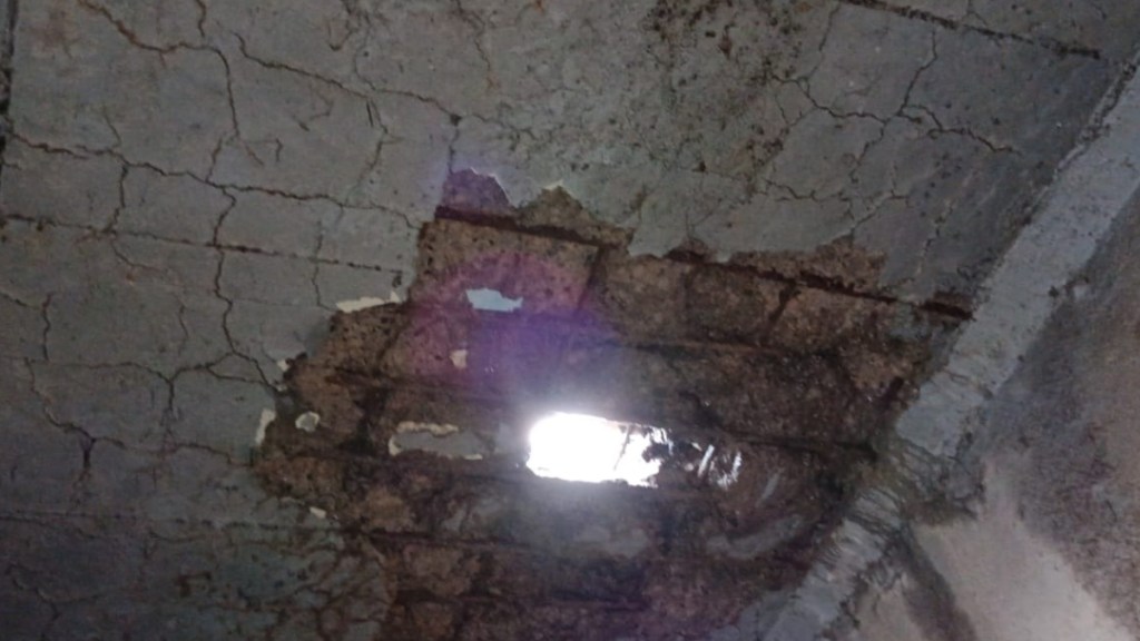 hole on shahad bridge from kalyan side