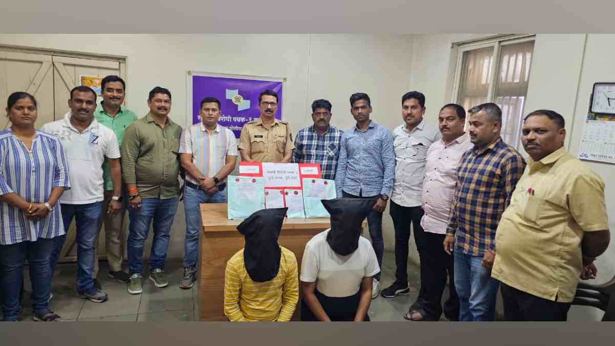 Pune, anti-extortion squad, mangalwar Peth, illegal firearms, country made pistols, cartridges, Commissioner of Police Amitesh Kumar, Deputy , crime branch, illegal weapons crackdown, pune news,