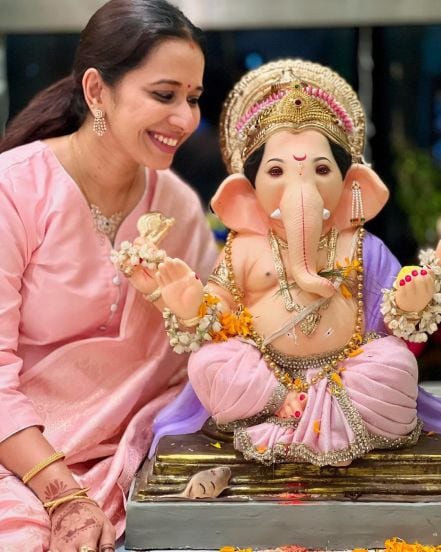 Shreya bugde, Shreya bugde home Ganpati, Shreya buggade Ganesh statue, Shreya bugde Ganpati Bappa