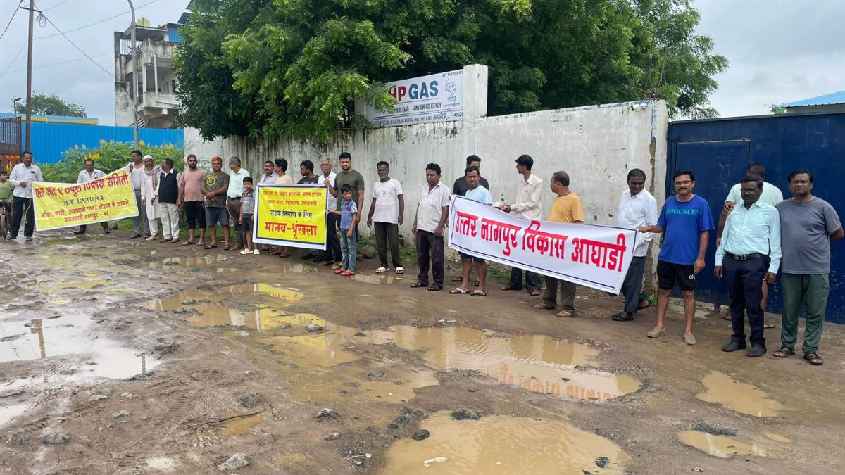 Human chain against potholes in Nagpur