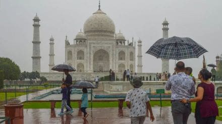 Water leakage in main dome of Taj Mahal