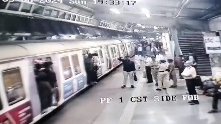 vashi railway police saved passenger marathi news
