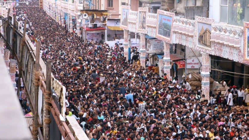 During Ganeshotsav, people thronged at Shivaji road near Dagdusheth in large numbers as it was the last Sunday to witness the spectacle.Express Photo By Pavan Khengre,15.09.24,Pune.