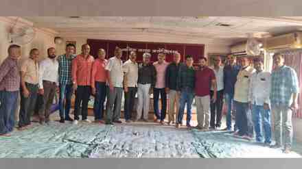 Nashik, traders, unauthorized hawkers, rickshaw obstructions, Ganesh utsav, shutdown, encroachment, trade associations, potholes, Maharashtra Chamber, anti-encroachment