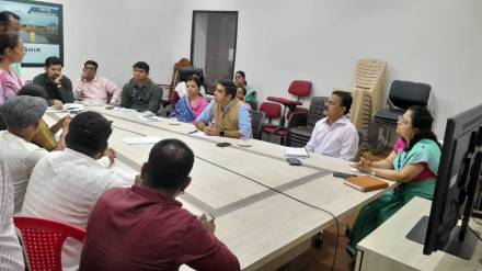 Collector Jalaj Sharma held meeting for handicap people out of his hall