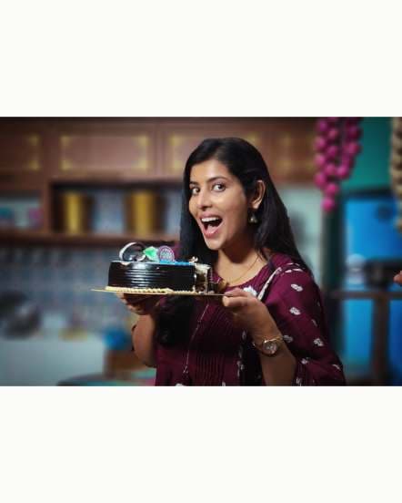 Premachi Goshta Fame Komal Somare Gajmal Birthday Celebration on serial set photos viral