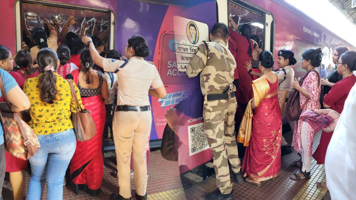 in kalyan Overcrowding and heavy bags caused commuter deaths from hanging at local train doors