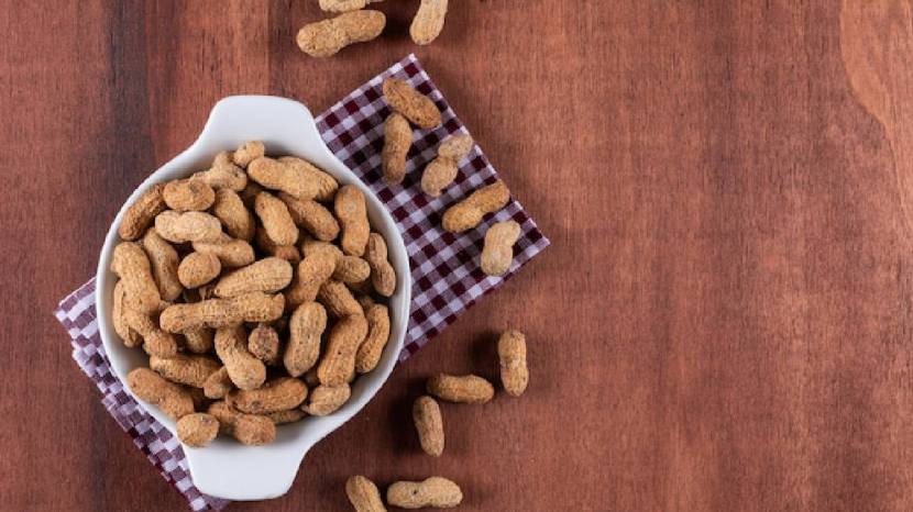 Differences between eating raw roasted or salted peanuts