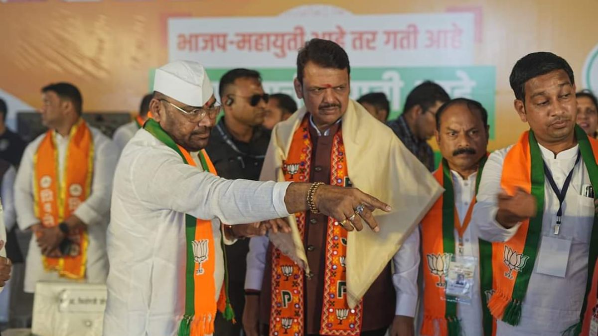 Kishore Jorgewar expressed his displeasure with Sudhir Mungantiwar front of Devendra Fadnavis