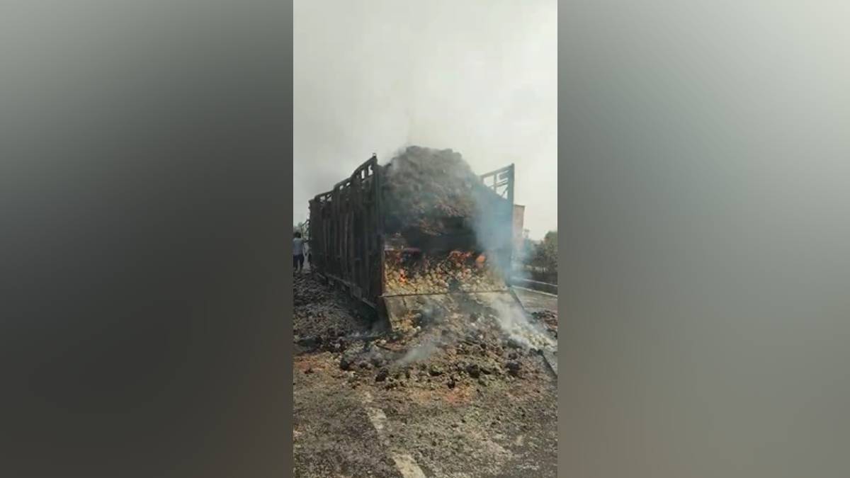 Wardha, crushed notes caught fire,