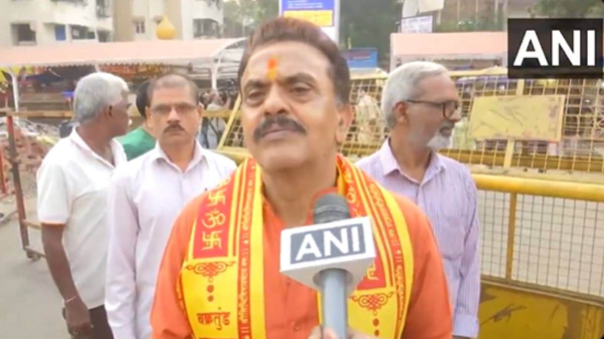 मतमोजणी सुरू असताना संजय निरूपम हे सिद्धिविनायक मंदिरात दर्शनासाठी पोहचले होते. (फोटो : एएनआय)