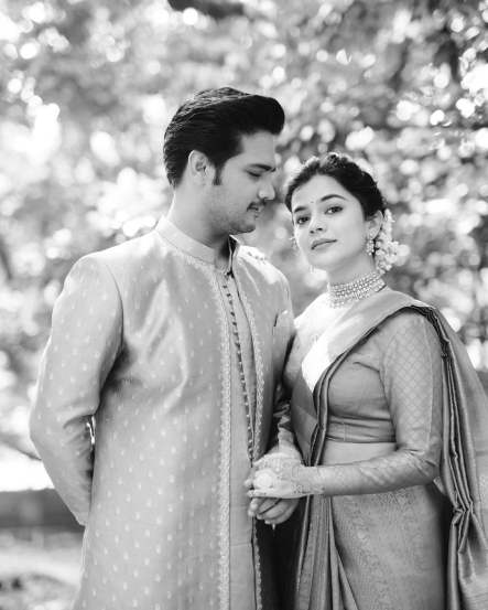 aai kuthe kay karte fame Abhishek Deshmukh share beautiful photos with wife krutika deo