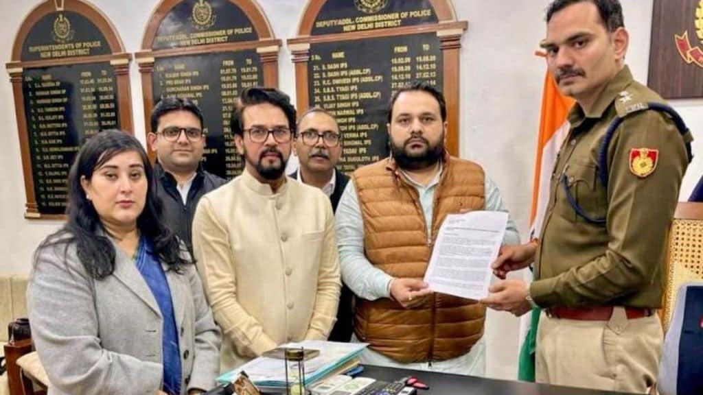 राहुल गांधींविरोधात तक्रार करताना भाजपा खासदार. (Photo- ANI)