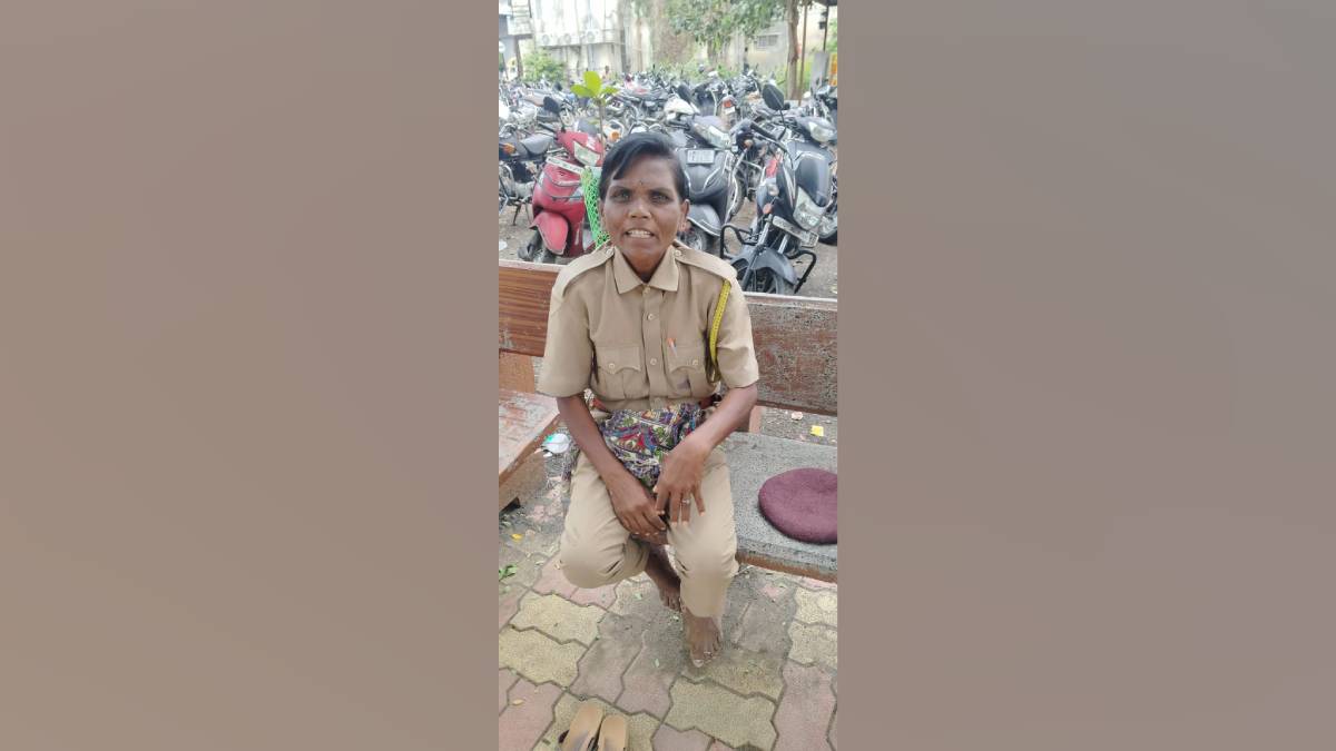 Psychopath woman Started wandering as a police and intimidating villagers