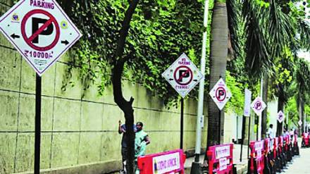 vehicles are being parked despite No Parking signs in navi mumbai which are largely ignored