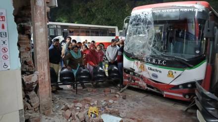in nashik Bus lost control at highway station, crashing into control room woman died and passengers injured