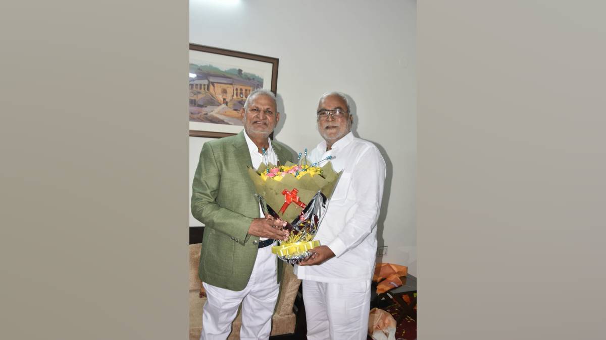 nashik manikrao shinde critisized Chhagan Bhujbal on staying out of cabinet