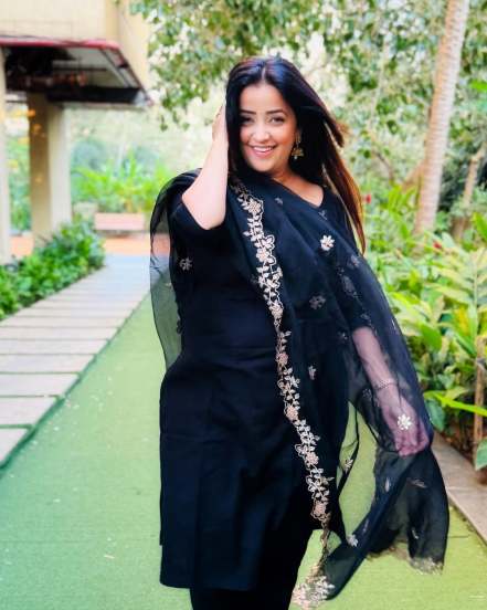 Marathi actress Apurva nemlekar look so beautiful in black dress