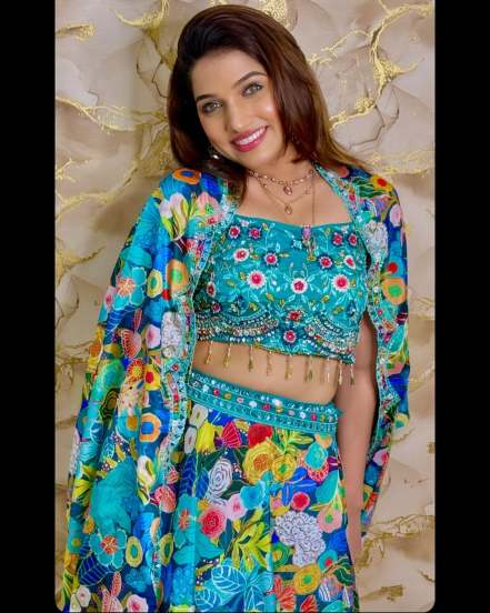 Big Boss Fame Janhavi Killekar shares stunning outfit on social media