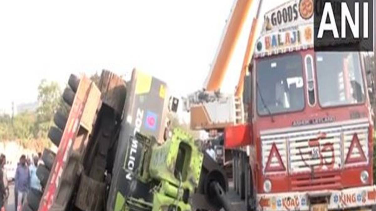 biker injured i after crane collapsed on eastern expressway while transported from a truck