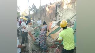 hawker removal team of A ward of municipality took action on hawkers in Shahad railway station