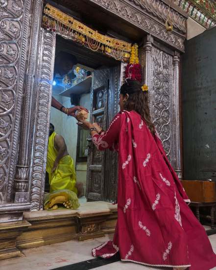 Sakshee Gandhi devdarshan photos
