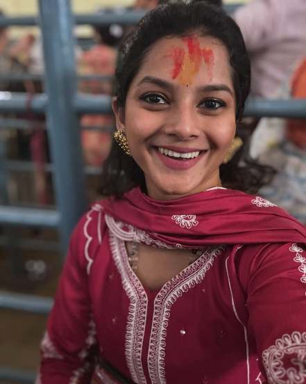 Sakshee Gandhi devdarshan photos