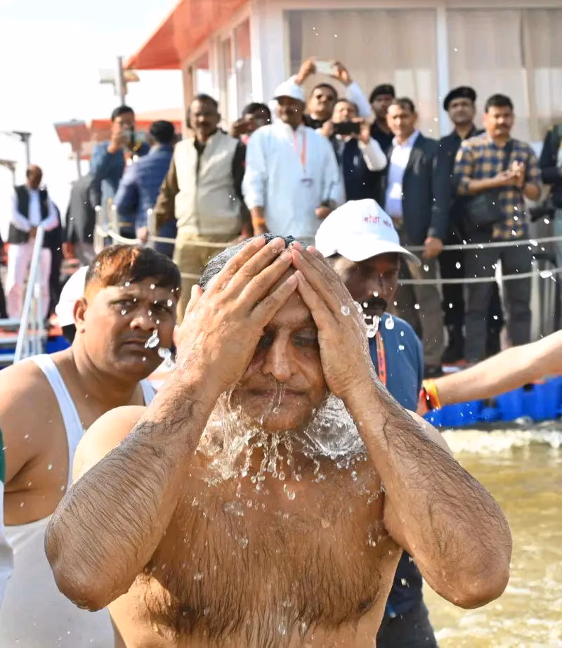 akhilesh yadav mahakumbh snan