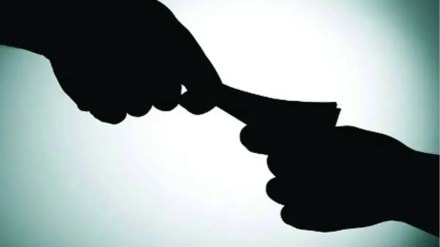 abc arrested assistant commissioner Pullakesh Kadam and neeraj Chaskar for demanding Rs 15 000 bribe