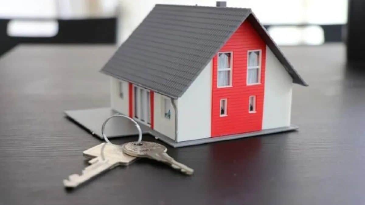 in february 12000 houses sold in mumbai generating revenue of over Rs 900 crore for state government in form of stamp duty collection