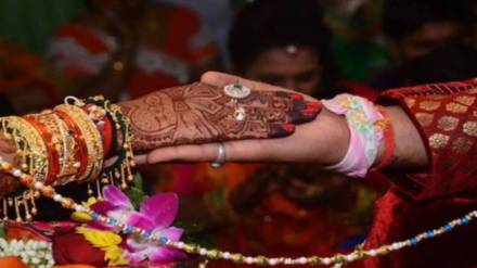 nagpur 11th grade girl from Patna ran away for love marriage but detained by police on railway station and handedover to family