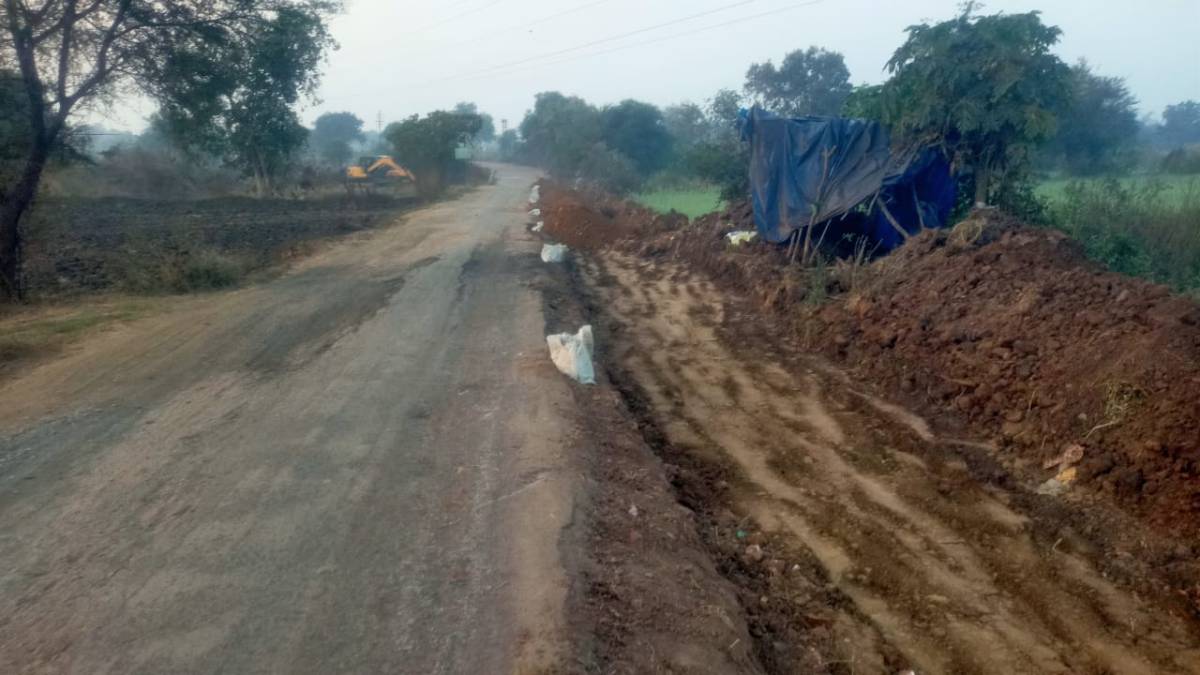 bhandara contractor began road construction on disputed farmland despite court order against it