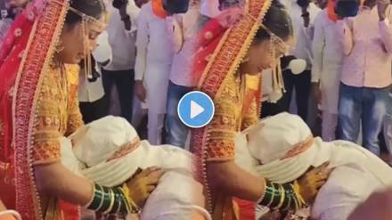 bride and groom cried on in the wedding varmala ceremony