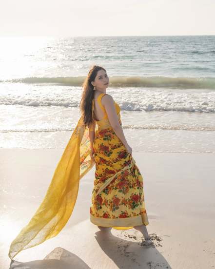 Sonali kulkarni beautiful saree photoshoot on kite beach dubai