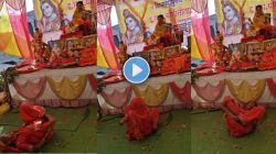 Video : जीवनाचा आनंद घेण्यासाठी वय लागत नाही! लोटांगण घालत आज्जी रमली भजनात, व्हिडीओ होतोय व्हायरल