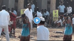 परिस्थिती माणसाला काहीही करायला लावते! दोन वेळच्या जेवणासाठी महिलेने भररस्त्यात काय केलं पाहा, VIDEO पाहून डोळ्यात येईल पाणी