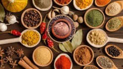 काळ्या मीठात ‘ही’ गोष्ट मिसळून खा, गॅस आणि ब्लोटिंगपासून मिळेल आराम