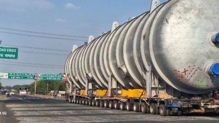 Giant containers cause traffic jam on Mumbai-Agra National Highway