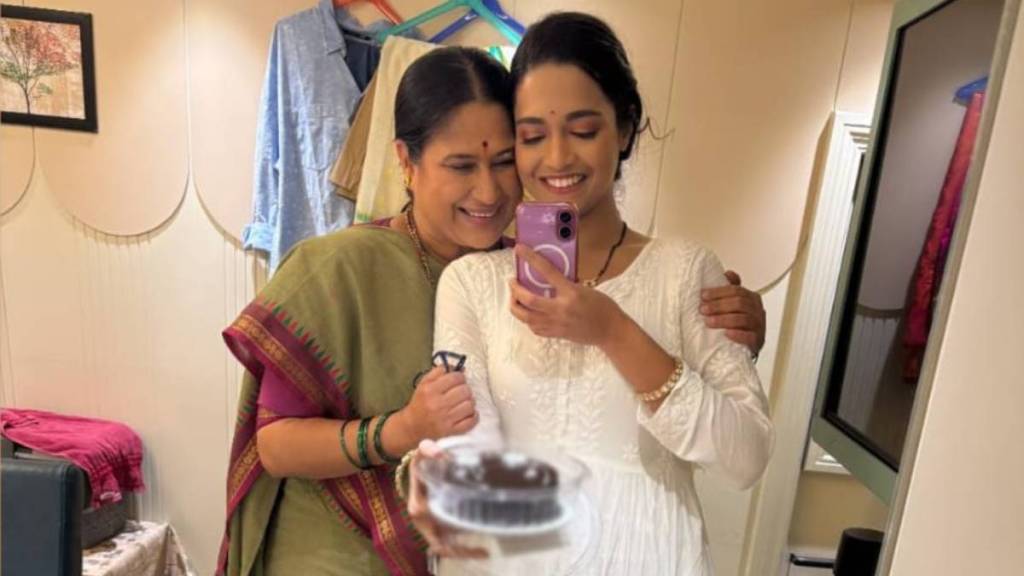 Harshada Khanvilkar have a special cake to Navari Mile Hitlerla fame vallari Viraj |