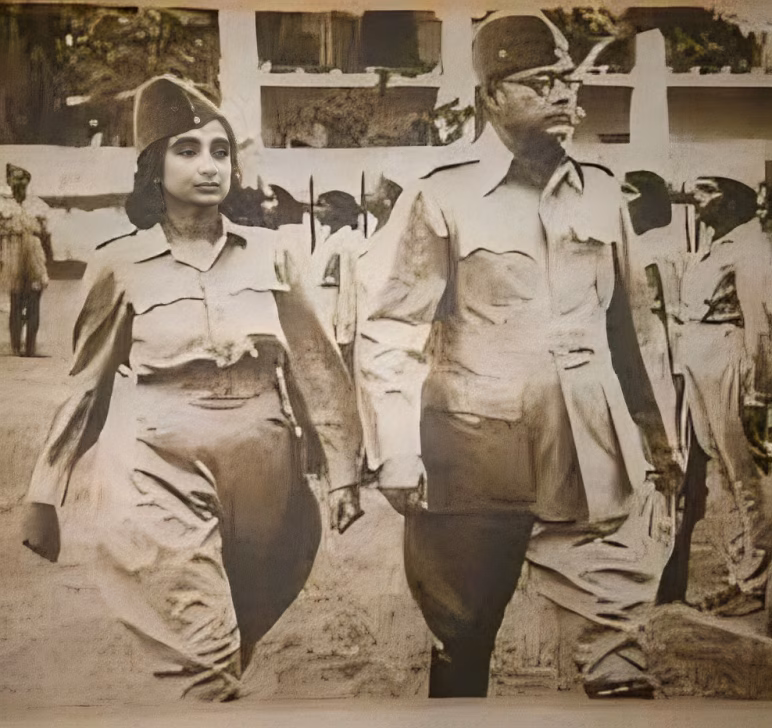 ५. लक्ष्मी सहगल (१९१४-२०१२)लक्ष्मी सहगल, ज्यांना कॅप्टन लक्ष्मी म्हणून ओळखले जाते, त्या आझाद हिंद फौजेच्या पहिल्या महिला कमांडर होत्या. नेताजी सुभाषचंद्र बोस यांच्या प्रभावाने त्यांनी 