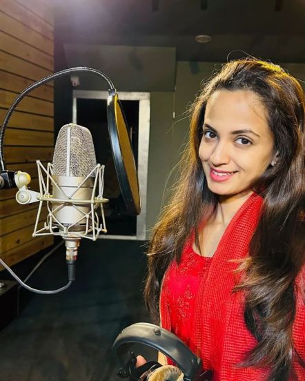 ketaki mategaonkar new photoshoot with mic (1)