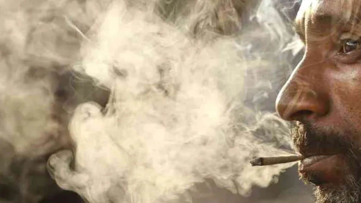 Man caught smoking beedi in flight