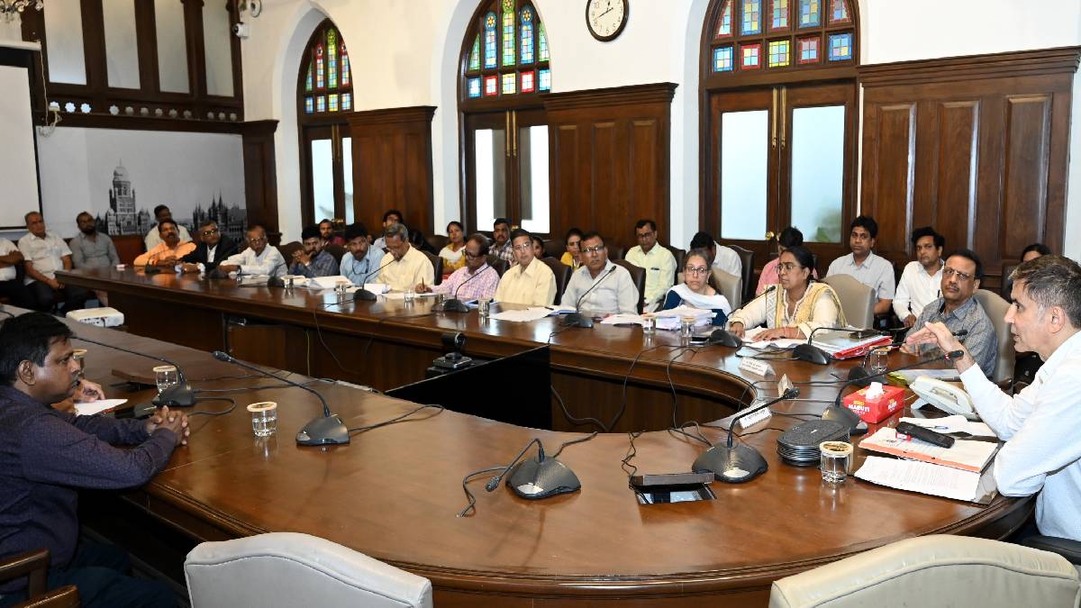 Residents demand relocation of goldsmiths in Kalbadevi Artisans and residents meet at municipal headquarters Mumbai print news